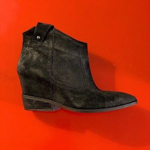 Distressed Suede Ankleboots